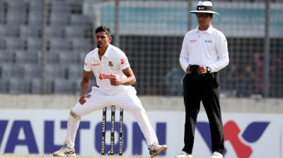 গল টেস্ট : শুরুর জুটি ভাঙলেন তাইজুল