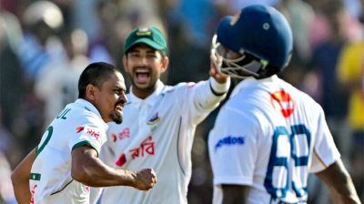 টানা দুই ওভারে দুই উইকেট শিকার তাইজুলের