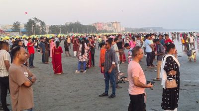 ঈদের ছুটিতে রোদের উত্তাপেও সাগরে মাতোয়ারা পর্যটক