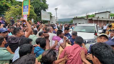 সিলেটে দুই উপদেষ্টার গাড়িবহর আটকে বারকি শ্রমিকদের বিক্ষোভ