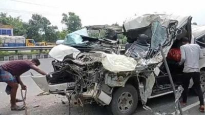 টাঙ্গাইলে ট্রাকে মাইক্রোবাসের ধাক্কা, দুই ছেলেসহ বাবা নিহত