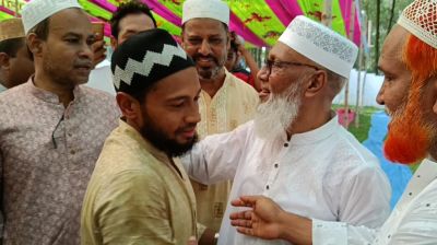 বগুড়ায় বাবা ও ছেলেকে সাথে নিয়ে ঈদের নামাজ আদায় করলেন মুশফিকুর রহিম