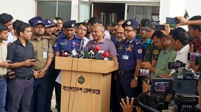 এবার ট্রেনের টিকিট কালোবাজারি হয়নি : স্বরাষ্ট্র উপদেষ্টা