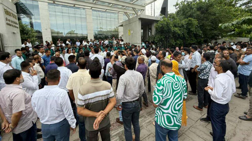 চেয়ারম্যান অপসারণ দাবিতে কমপ্লিট শাটডাউন কর্মসূচি এনবিআরে