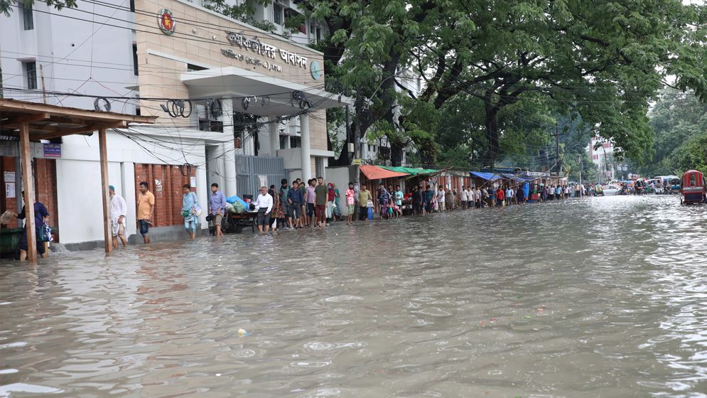 বৃষ্টিতে ঢাকা নিউ মার্কেট এলাকা