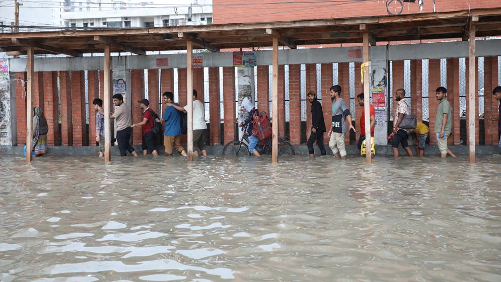 বৃষ্টিতে ঢাকা নিউ মার্কেট এলাকা