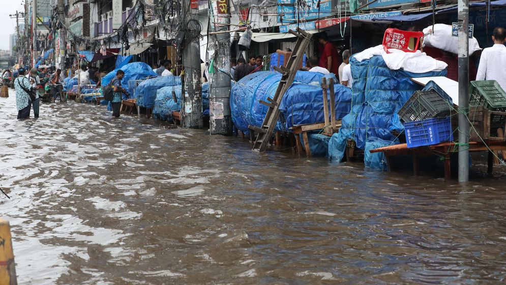 বৃষ্টিতে ঢাকা নিউ মার্কেট এলাকা