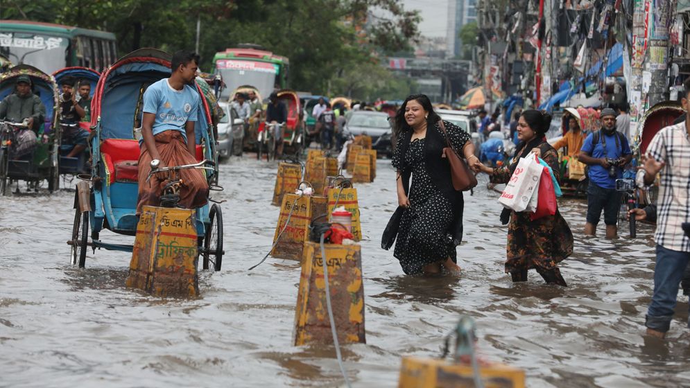 বৃষ্টিতে ঢাকা নিউ মার্কেট এলাকা