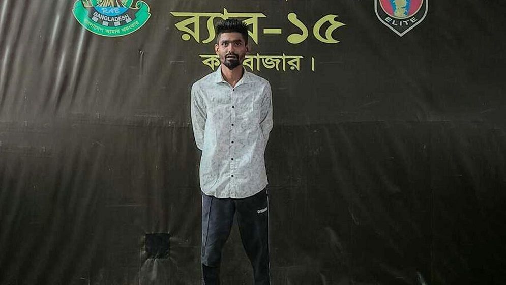 কক্সবাজারে র‍্যাবের অভিযানে সন্ত্রাসী বাহিনী প্রধান আবছার অস্ত্রসহ গ্রেপ্তার