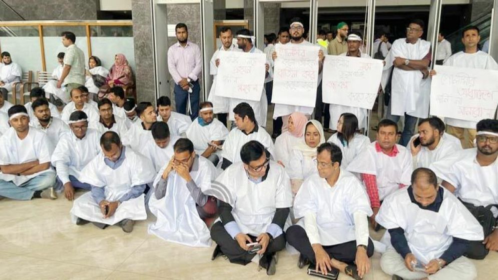 কাফনের কাপড় পরে এনবিআরে কলমবিরতি শুরু