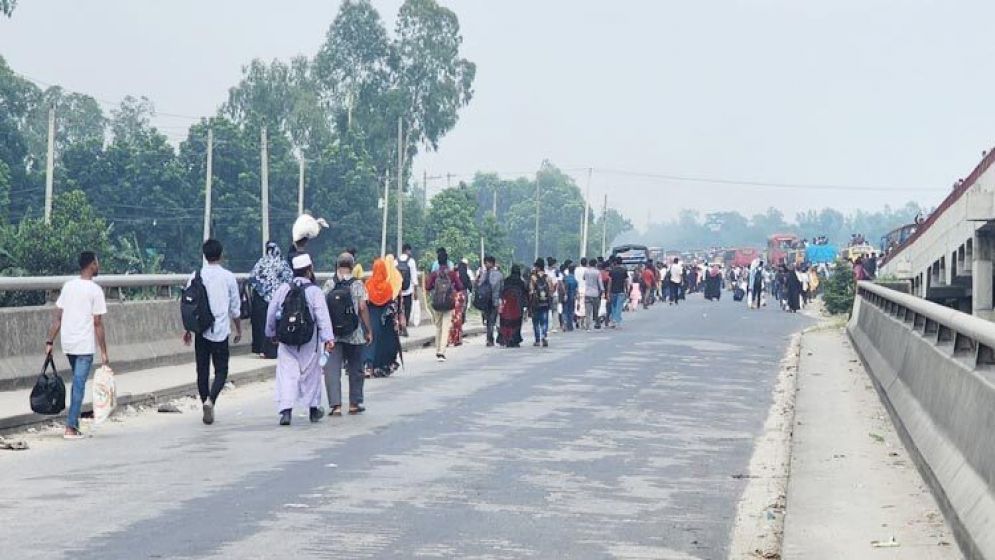গাড়ি না পেয়ে হেঁটেই ঢাকামুখী যাত্রা