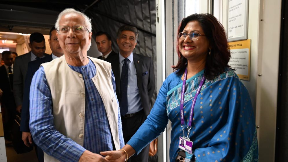 প্রধান উপদেষ্টা লন্ডন পৌঁছেছেন