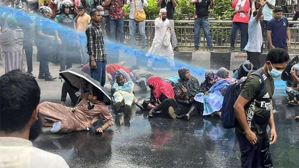 শিক্ষক নিবন্ধনে অংশ নেওয়াদের আন্দোলনে জলকামান-সাউন্ড গ্রেনেড