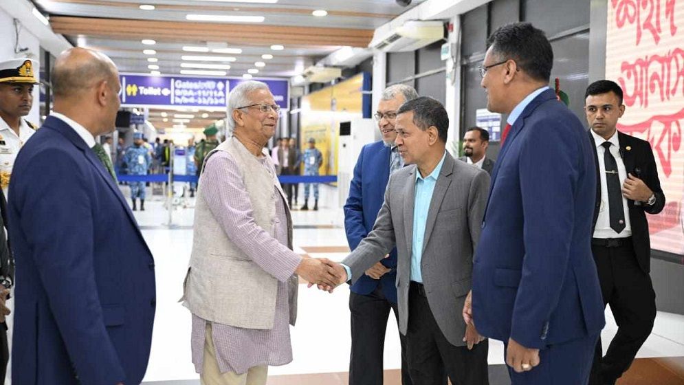 জাপান সফর শেষে দেশে ফিরেছেন প্রধান উপদেষ্টা