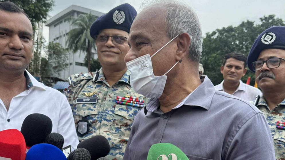 পুলিশের কাছে রাইফেল থাকলেও থাকবে না মারণাস্ত্র : স্বরাষ্ট্র উপদেষ্টা