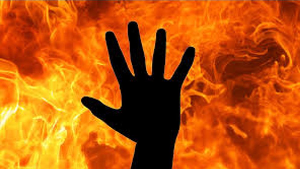 যৌতুকের জন্য গৃহবধূকে পুড়িয়ে হত্যার অভিযোগ,মামলা করতে ১২ ঘণ্টা থানায় পরিবার