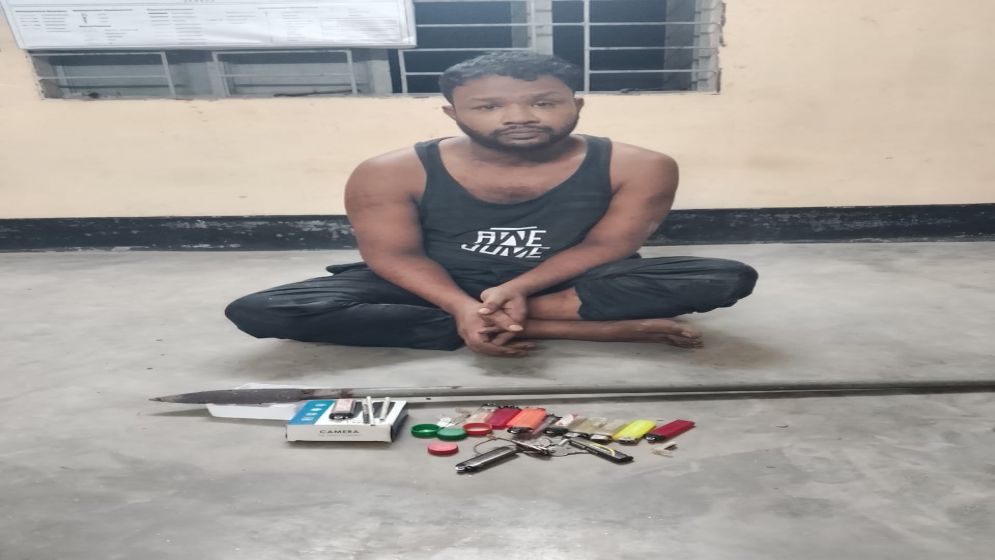 বগুড়ায় চাচির গোসলের ভিডিও গোপনে ধারণ করে ব্ল্যাকমেইল, যুবক আটক