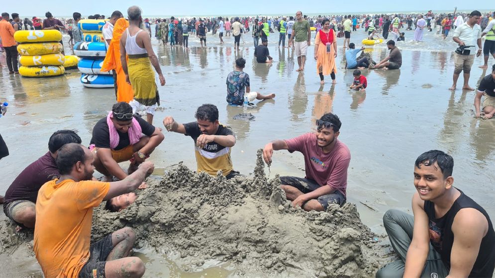ঈদের ছুটি : কক্সবাজার সৈকতে উচ্ছ্বাসের বাঁধ ভাঙ্গা উল্লাস