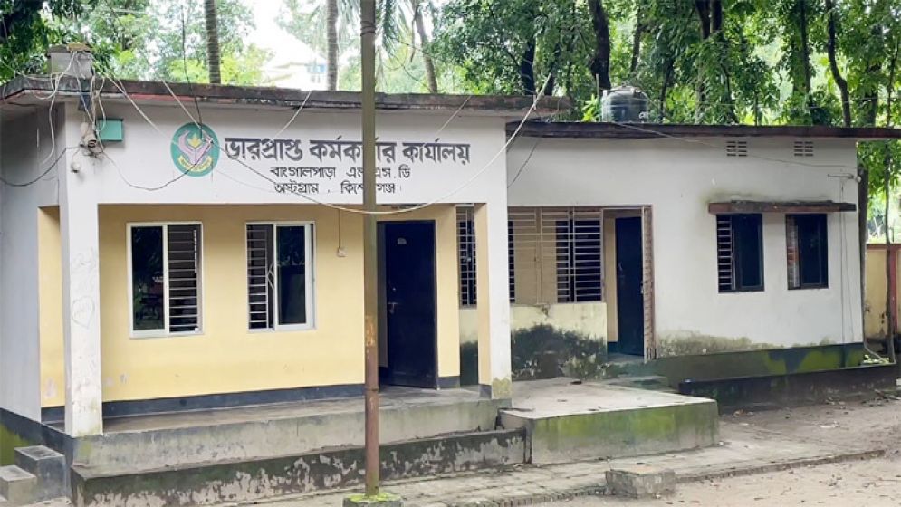 ঘুষ ছাড়া সরকারি গুদামে ওঠে না কৃষকের ধান