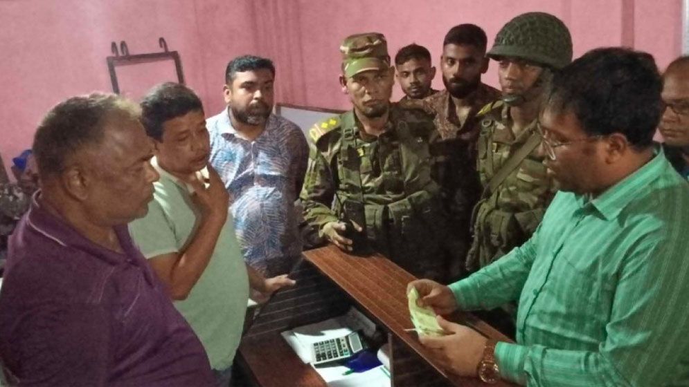 অতিরিক্ত ভাড়া আদায়ের অভিযোগে ৩ বাস কাউন্টারে জরিমানা