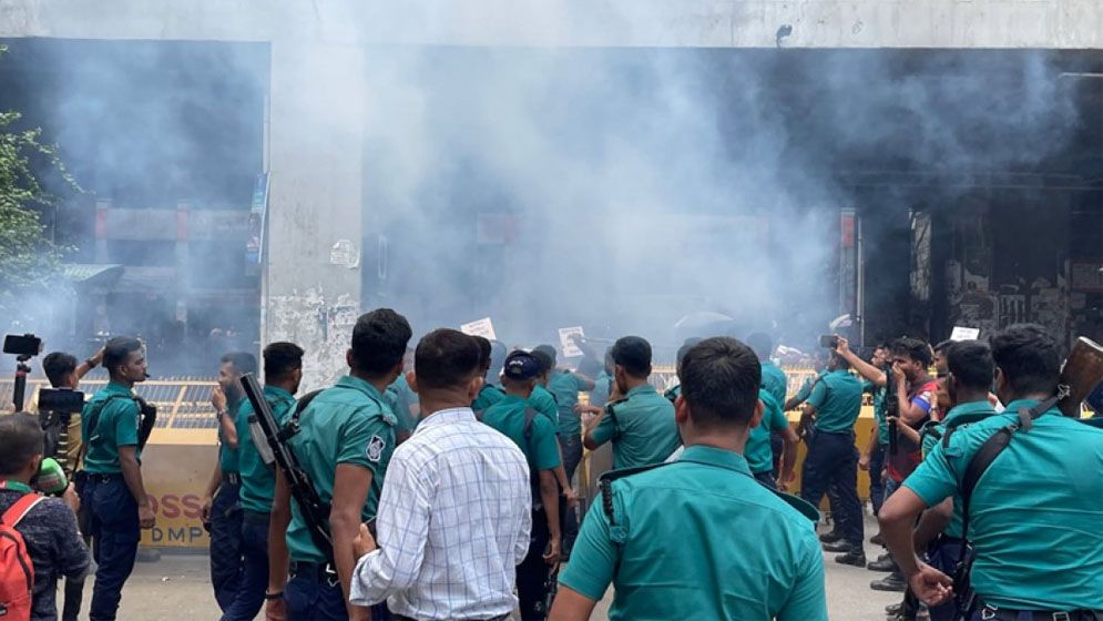 জাতীয় প্রেস ক্লাবের সামনে সাউন্ড গ্রেনেড নিক্ষেপ