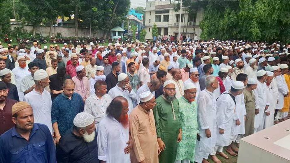 কাদের সিদ্দিকীর স্ত্রীর প্রথম জানাজা অনুষ্ঠিত