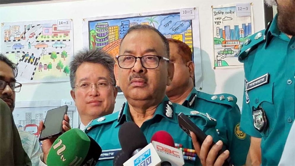 ডিএমপি কমিশনার : মব ঠেকাতে ব্যর্থ হলে পুলিশ সদস্যদের বিরুদ্ধে ব্যবস্থা