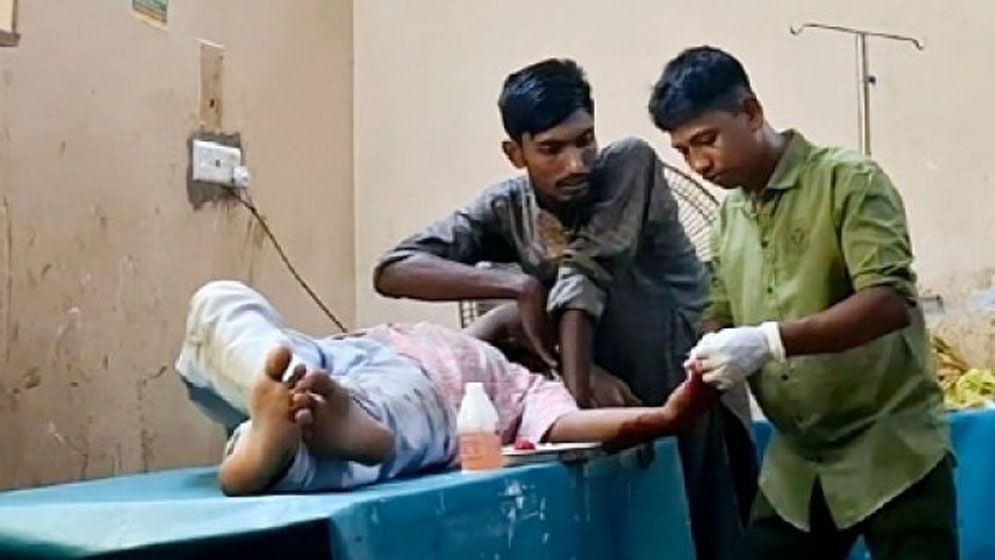 ঈদের ছুটিতে চিকিৎসকরা, রোগীর সেলাই-ড্রেসিং করছেন ওয়ার্ড বয়