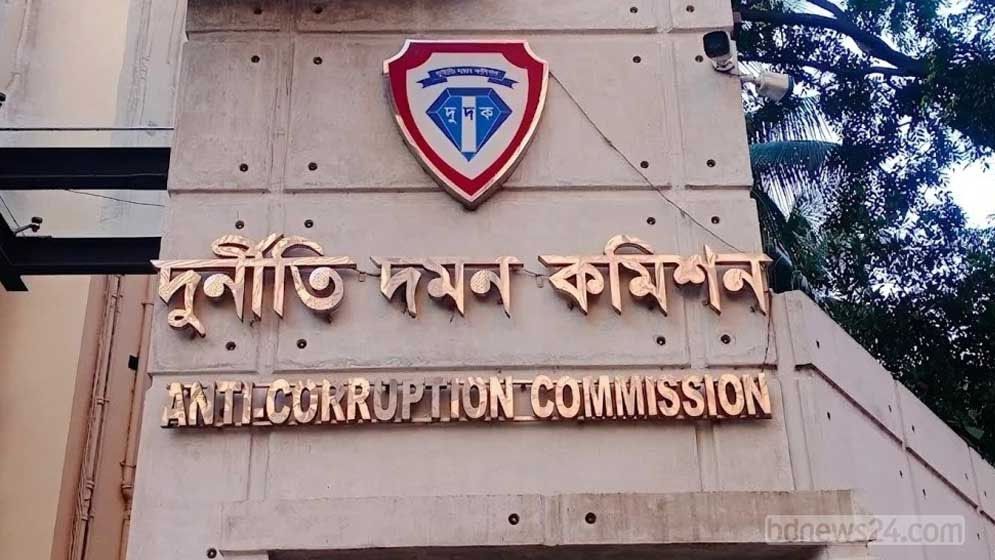 সামরিক বাহিনীর সাবেক ১০ কর্মকর্তা দুদকের জালে