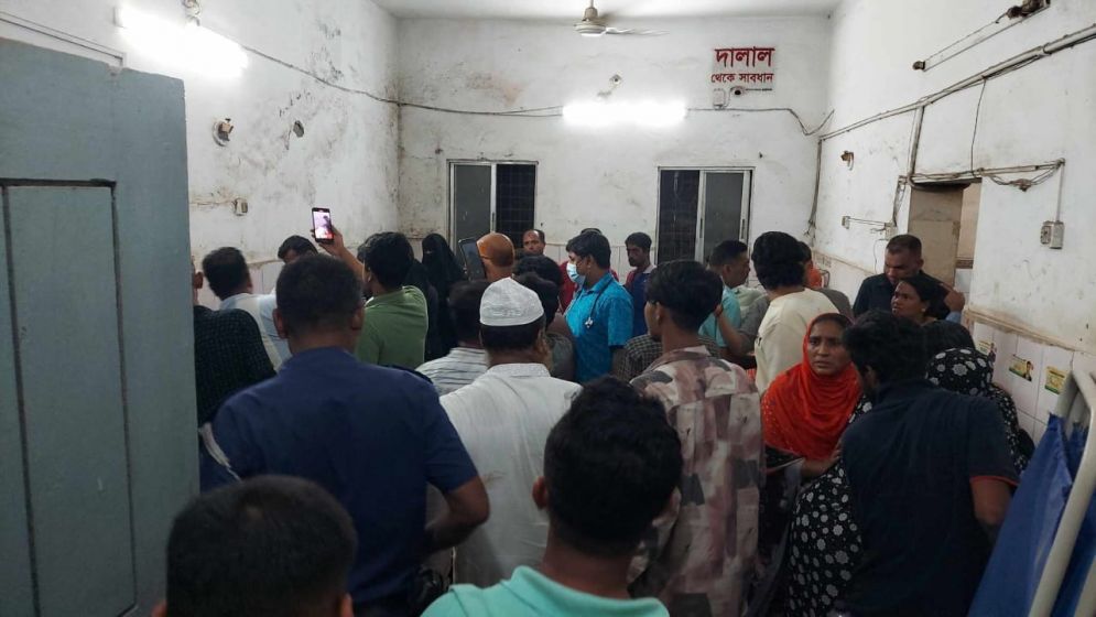 শোডাউনকে কেন্দ্র করে নরসিংদীতে বিএনপির দুই গ্রুপের সংঘর্ষ, ওসিসহ আহত ৪