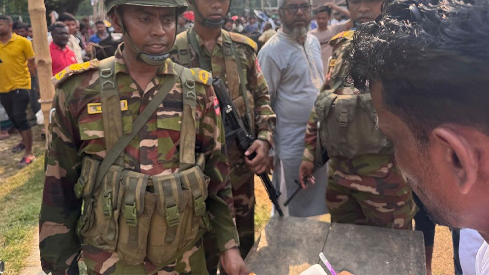 বগুড়ায় অতিরিক্ত ইজারা আদায় বন্ধ করলো সেনাবাহিনী