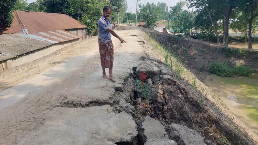 নদী তীরের বালুমাটি দিয়ে বাঁধ নির্মাণ, বৃষ্টিতেই ধস