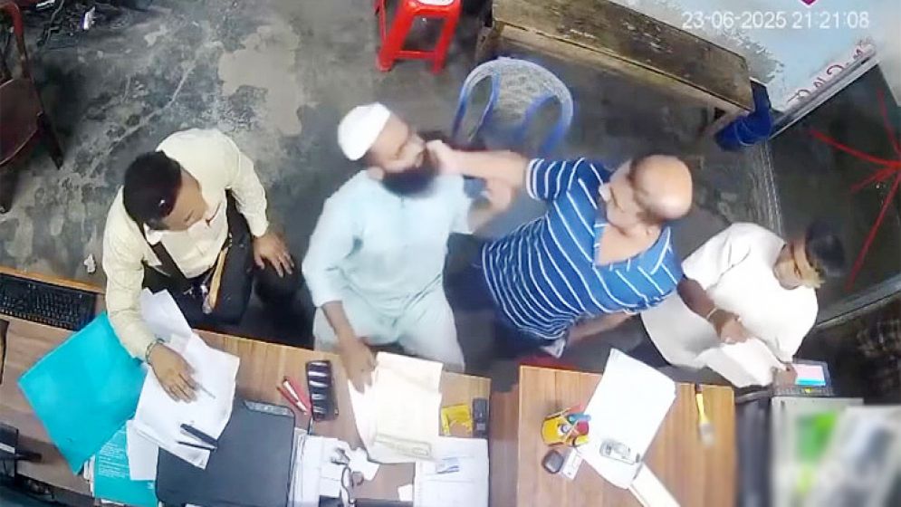 ভিডিও ভাইরাল : মানিকগঞ্জে ব্যবসায়ীর দাড়ি ধরে মারধর, দোকান ভাঙচুর