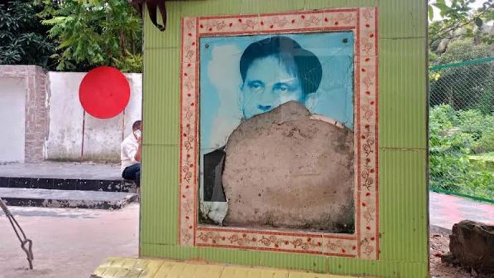 দুর্বৃত্তরা ভেঙে ফেলেছে বীর মুক্তিযোদ্ধা রফিকুল ইসলামের ম্যুরাল