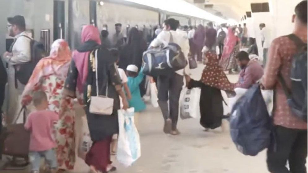 প্রিয়জনদের কাছ থেকে রাজধানীমুখী হচ্ছেন মানুষ