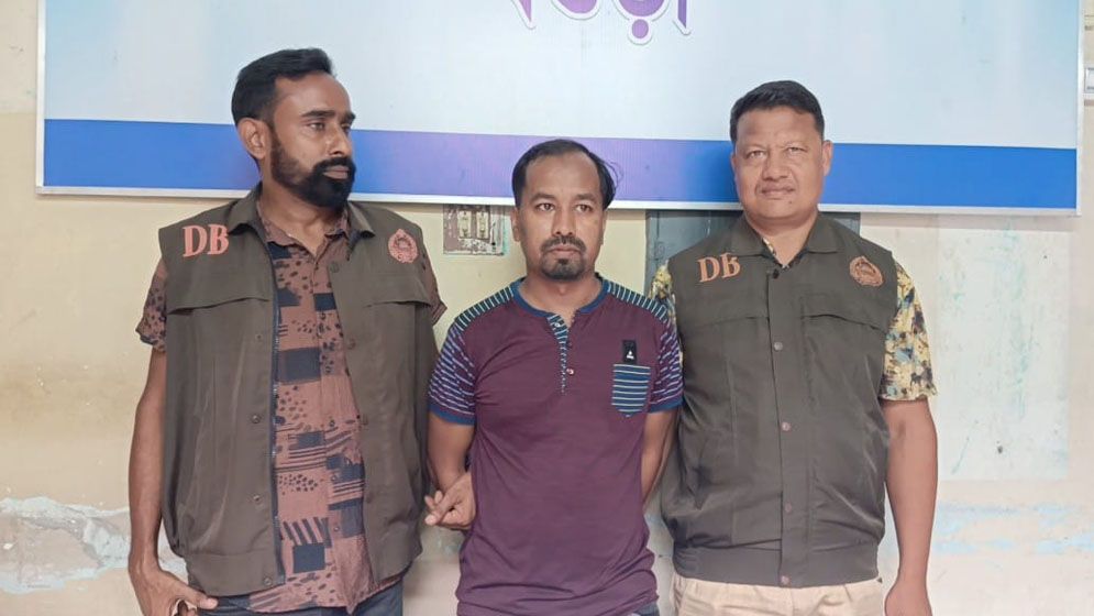 বগুড়ায় পিস্তলসহ সন্ত্রাসী রহিম গ্রেপ্তার