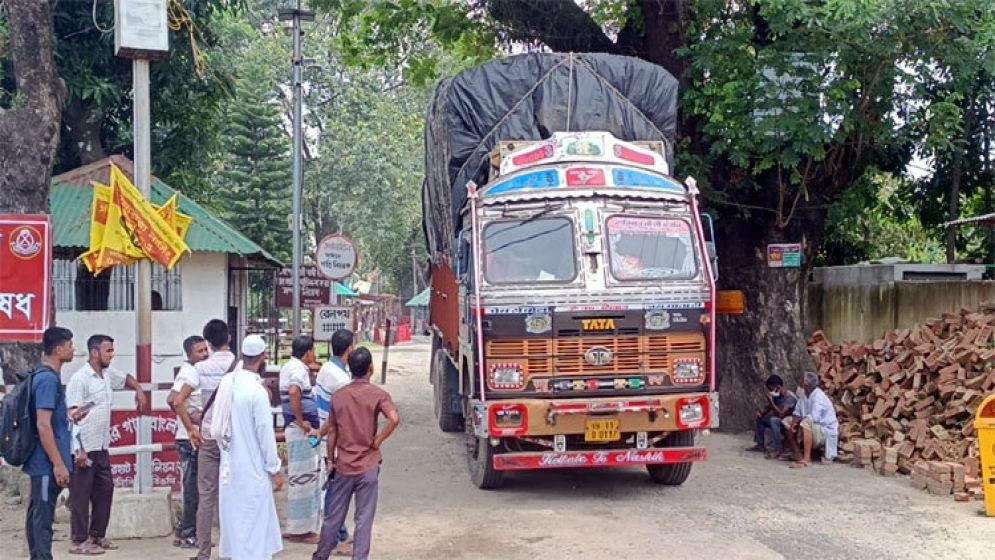 সার্ভার জটিলতা কাটিয়ে হিলি দিয়ে পণ্য আমদানি শুরু