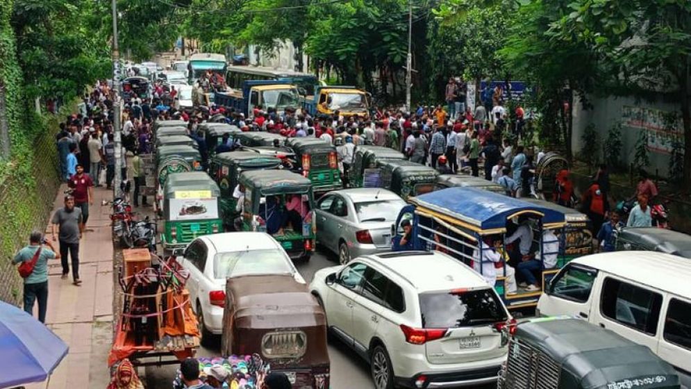 চট্টগ্রামেএনসিপি ও বৈষম্যবিরোধীদের সড়ক অবরোধ, তীব্র যানজট