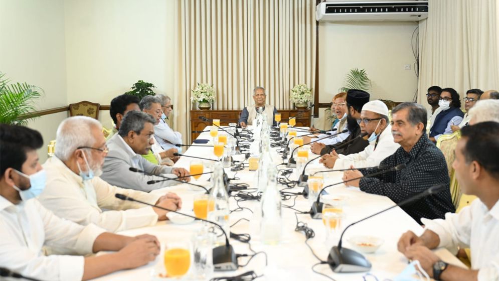 চার দলের সঙ্গে বৈঠকে প্রধান উপদেষ্টা