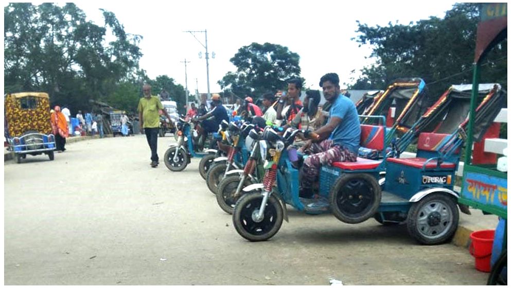 সেতুর ওপর অবৈধ অটোরিকশা স্ট্যান্ড, প্রতিনিয়ত যানজট