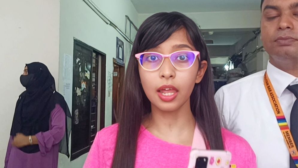 বাবা-মায়ের নামে মামলা করলেন ইংলিশ মিডিয়ামে পড়া মেয়ে