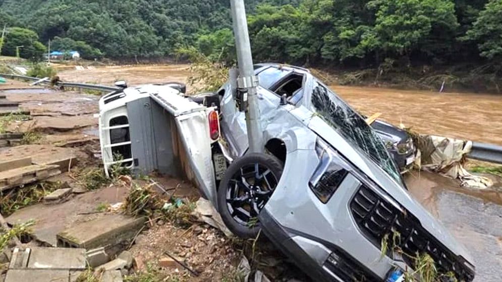 দক্ষিণ কোরিয়ায় বন্যা-ভূমিধসে ১৪ জনের প্রাণহানি