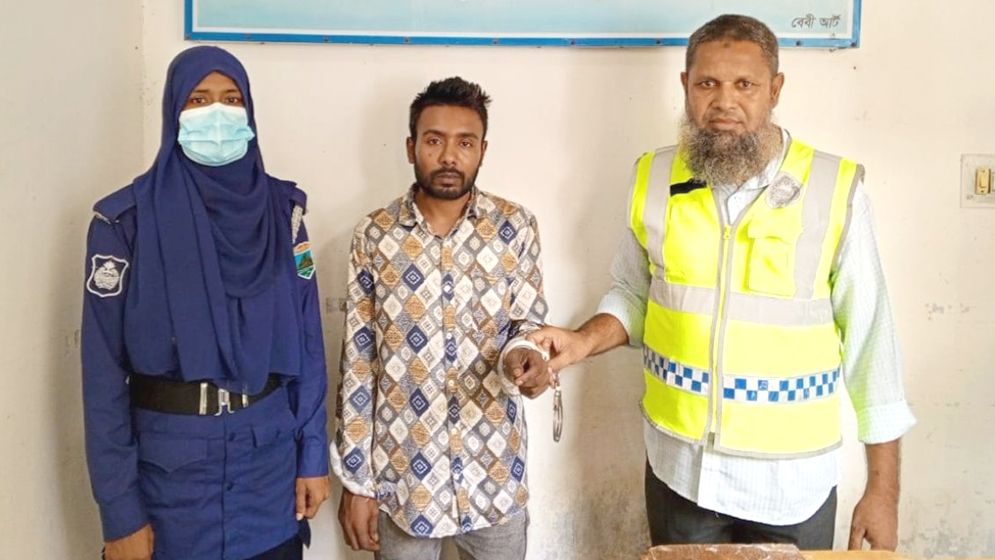 বগুড়ায় পুলিশের ওপর হামলা চালিয়ে হাতকড়াসহ পালানো আসামি গ্রেপ্তার