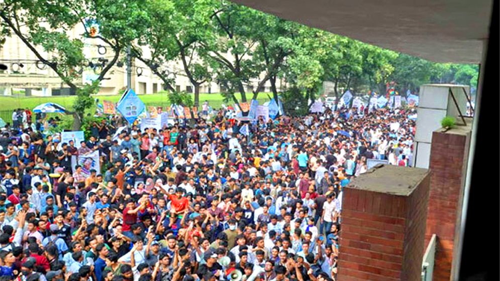 সচিবালয়ের সামনে শিক্ষার্থীদের বিক্ষোভ