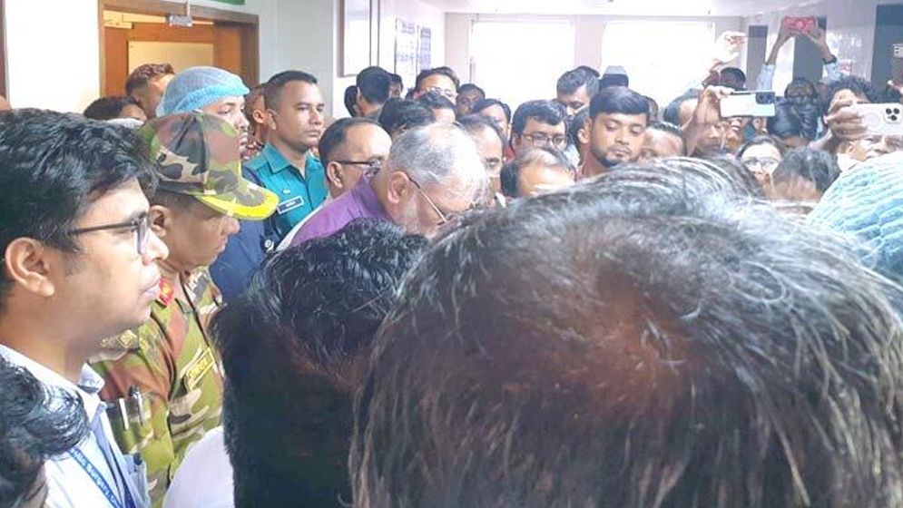 সচিবালয়ে ধাওয়া-পাল্টাধাওয়ায় আহত ৫০ জন ঢামেকে