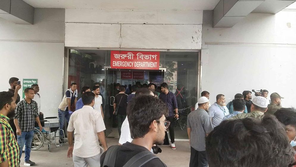 উত্তরায় প্রশিক্ষণ বিমান বিধ্বস্ত : নারী-শিশুসহ দগ্ধ ২৬ জন জাতীয় বার্নে