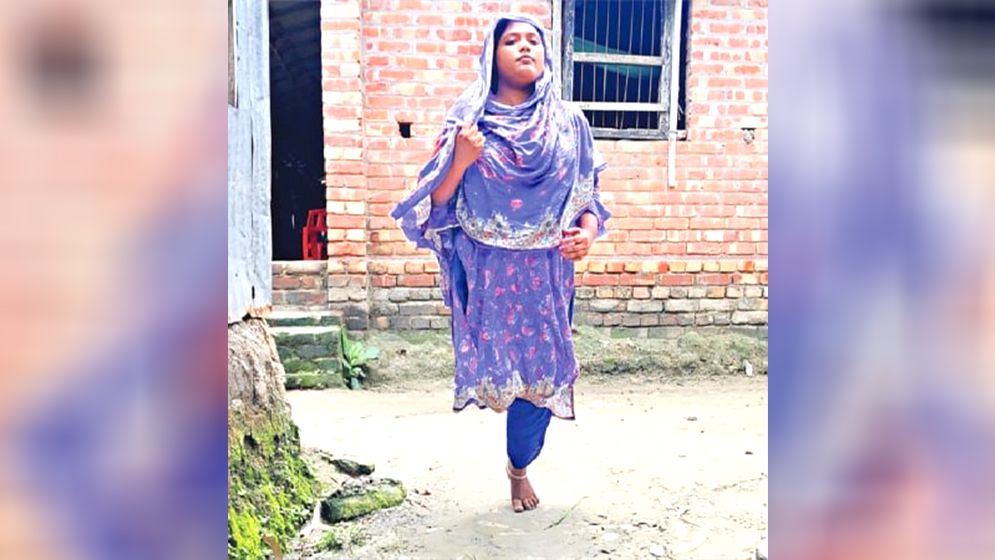 সোনিয়া স্বপ্নের পথে একপায়ে লাফিয়ে হাঁটছেন