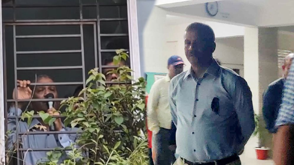 ৯ ঘণ্টা অবরুদ্ধের পর মাইলস্টোন ছাড়লেন দুই উপদেষ্টা-প্রেস সচিব