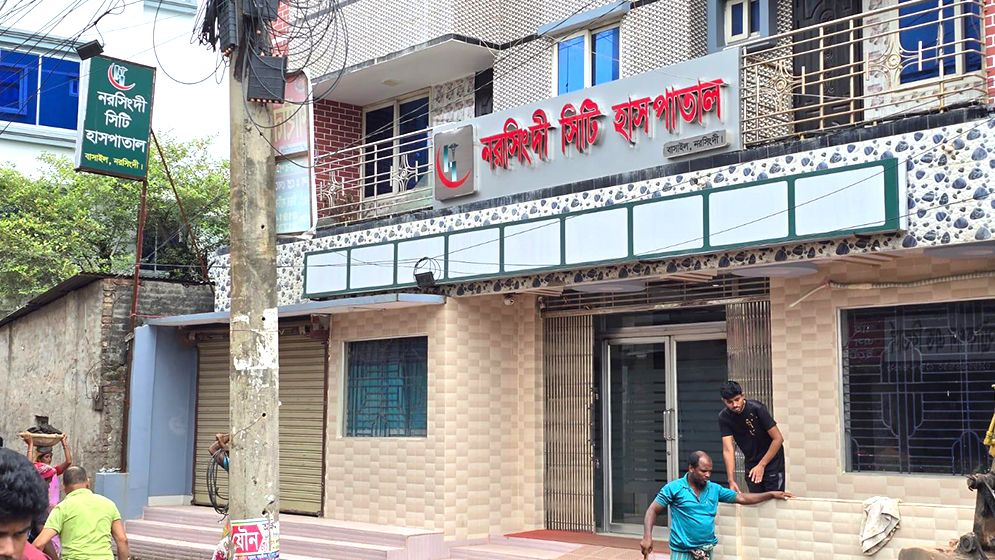 ১৮ ইঞ্চির কাপড় পেটে রেখেই সেলাই, সংকটাপন্ন প্রসূতি