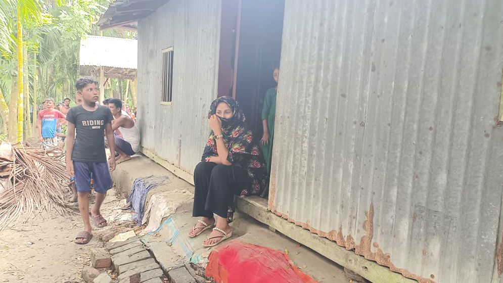 বিয়ে হলো প্রেমিকের বাড়িতে অবস্থান নেওয়া রুজিনার